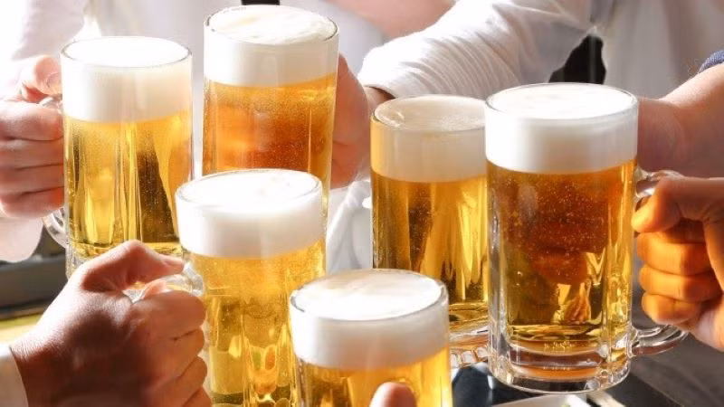 Các bữa tiệc tùng ngày Tết gói trọn trong chén rượu, cốc bia ảnh hưởng xấu đến sức khỏe cánh màu râu, đặc biệt là người có bệnh lý về gan.