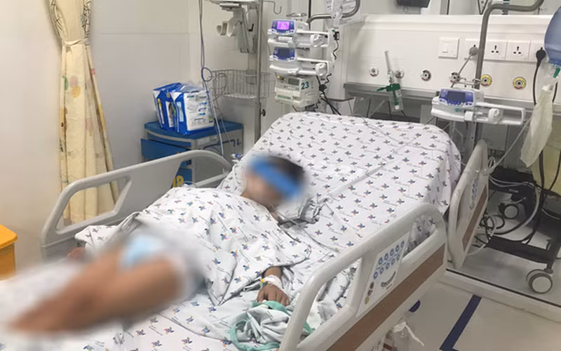 Bệnh nhi được theo dõi điều trị tại bệnh viện. Ảnh: BV.