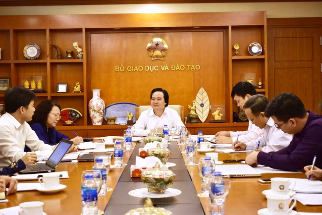 Bộ trưởng Phùng Xuân Nhạ tại cuộc họp với nhóm nghiên cứu xây dựng quy tắc ứng xử văn hóa trong trường học.