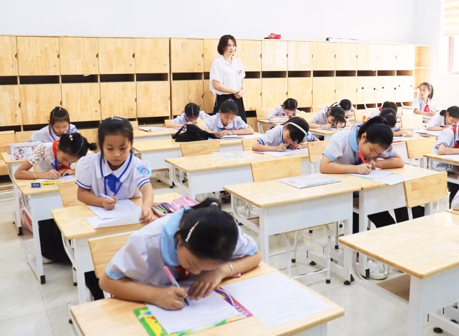 Học sinh lớp 3 thực hiện phần thi.