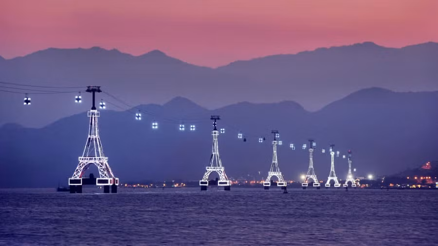 Cáp treo Vinpearl Nha Trang dài 3320m, nối Nha Trang với khu du lịch Hòn Ngọc Việt trên Đảo Hòn Tre. Được xây dựng mô phỏng một loạt cấu trúc của Tháp Eiffel, cáp treo mang lại tầm nhìn từ trên cao xuống đại dương bao la và những ngọn núi cao chót vót ở phía xa.