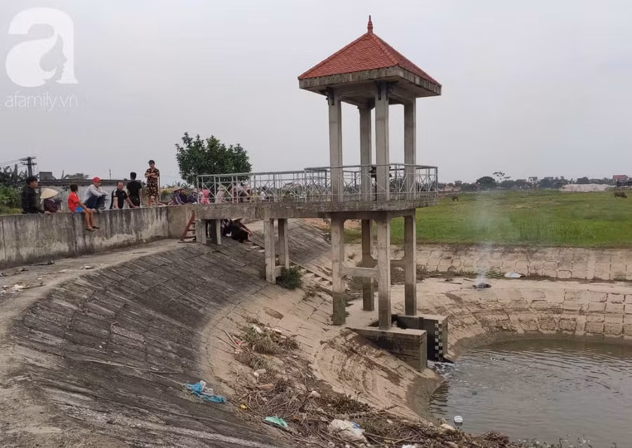 Tiếng khóc xé lòng trong ngôi nhà 3 đứa trẻ bị đuối nước: “Tụi nó còn chưa kịp ăn bữa cơm chiều với bố mẹ“