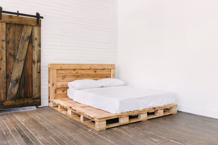 Queen_Pallet_Bed_with_cstudiohome_com_bedding_jpg_1000x