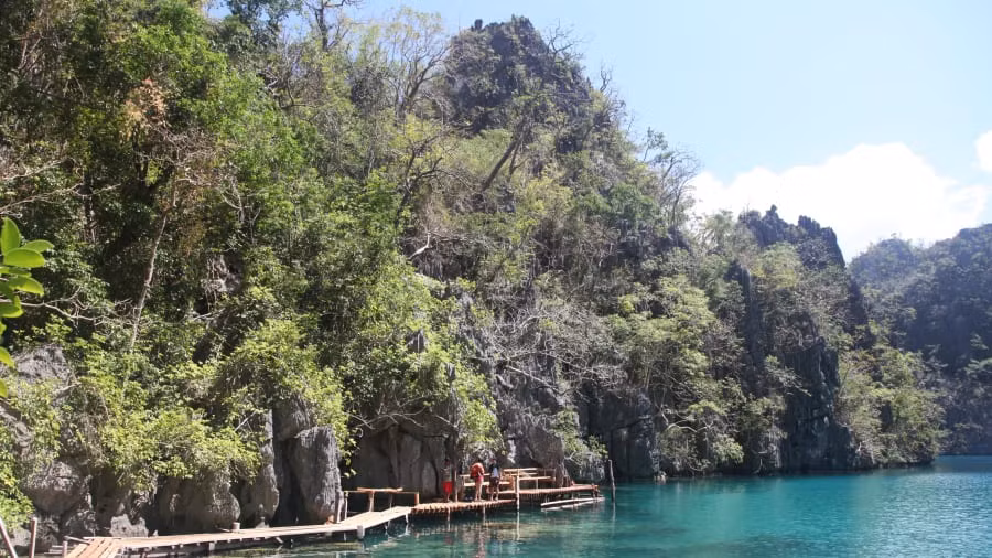 8. Palawan (Philippines): Địa điểm ít người biết tới này ở Philippines còn được mệnh danh là "biên giới cuối cùng" của đất nước. Palawan mang tới du khách những bãi biển tuyệt đẹp và rừng rậm kỳ bí. 8. Palawan (Philippines): Địa điểm ít người biết tới này ở Philippines còn được mệnh danh là "biên giới cuối cùng" của đất nước. Palawan mang tới du khách những bãi biển tuyệt đẹp và rừng rậm kỳ bí.