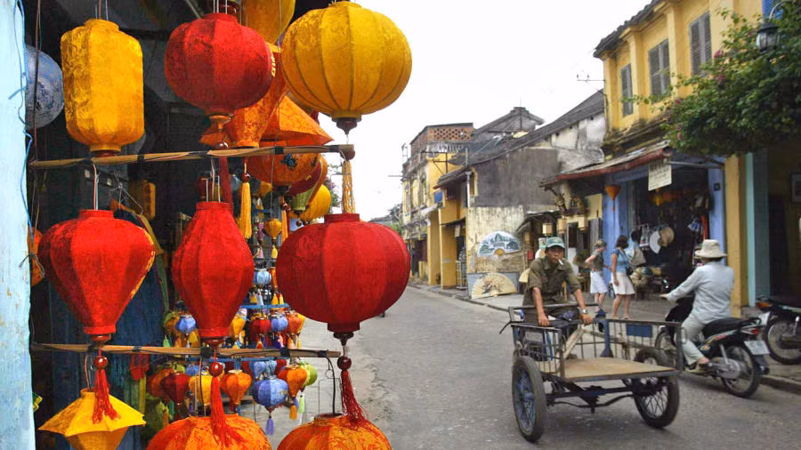 Hội An: Là một trong những điểm du lịch hút khách hàng đầu đất nước. Phố cổ Hội An ngập tràn đèn lồng, xích lô, những cửa hàng cổ kính, đưa du khách trở về với những thế kỷ trước.