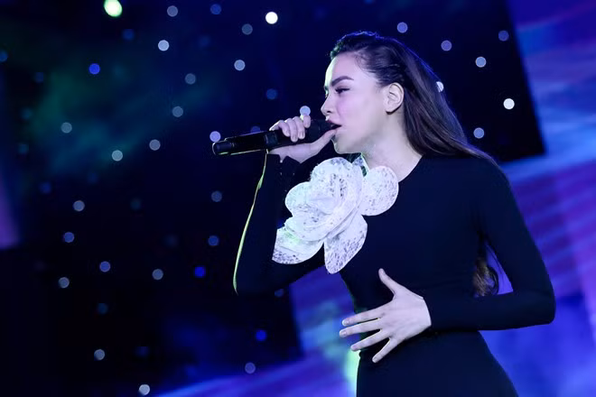 Với tiết mục song ca đậm chất acoustic này, Hồ Ngọc Hà và Phương Uyên mang đến cảm giác mộc mạc nhưng vẫn cháy bỏng. S