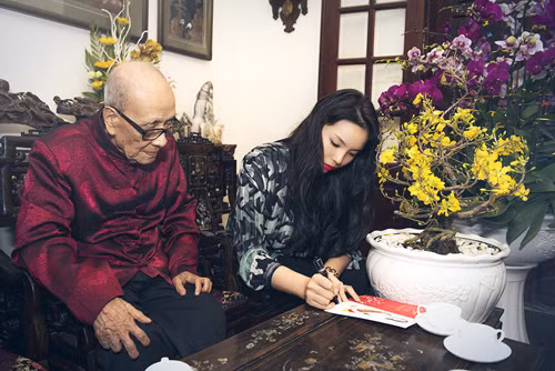 Ông dặn dò người đẹp phải luôn ý thức được trách nhiệm, nghĩa vụ cũng như tích cực tham gia các hoạt động xã hội, quảng bá hình ảnh đất nước và trau dồi thêm kiến thức. KyDuyen1-4899-1424765566.jpg