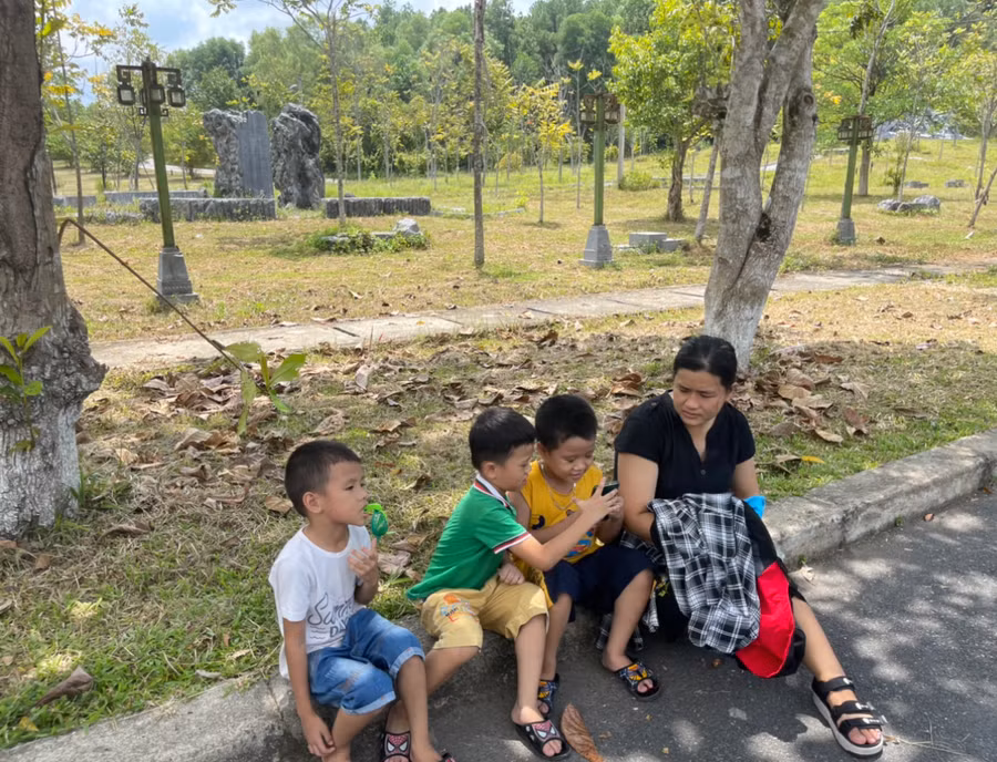 Do chưa có xe điện đưa đón, nên du khách phải đi bộ đến các điểm tham quan tại khu di tích.