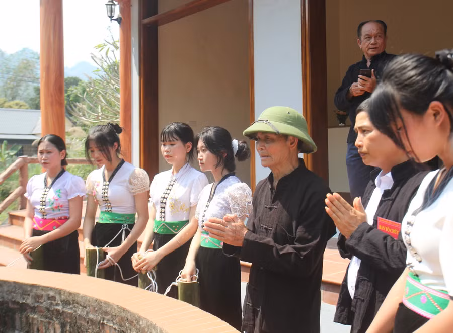 Vào ngày lễ, dân làng tổ chức nghi thức đến miếu Nàng Han để xin nước tại mó nước Nàng Han rồi mang rước về làm phép để cầu an, trừ tà với quan niệm rằng lúc này Nàng Han đã đi cùng xuống sông để gội đầu.