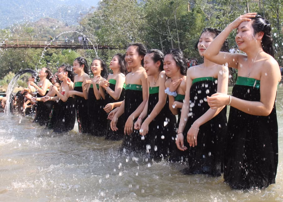 Nụ cười duyên dáng của những cô gái Thái trong lễ gội đầu.