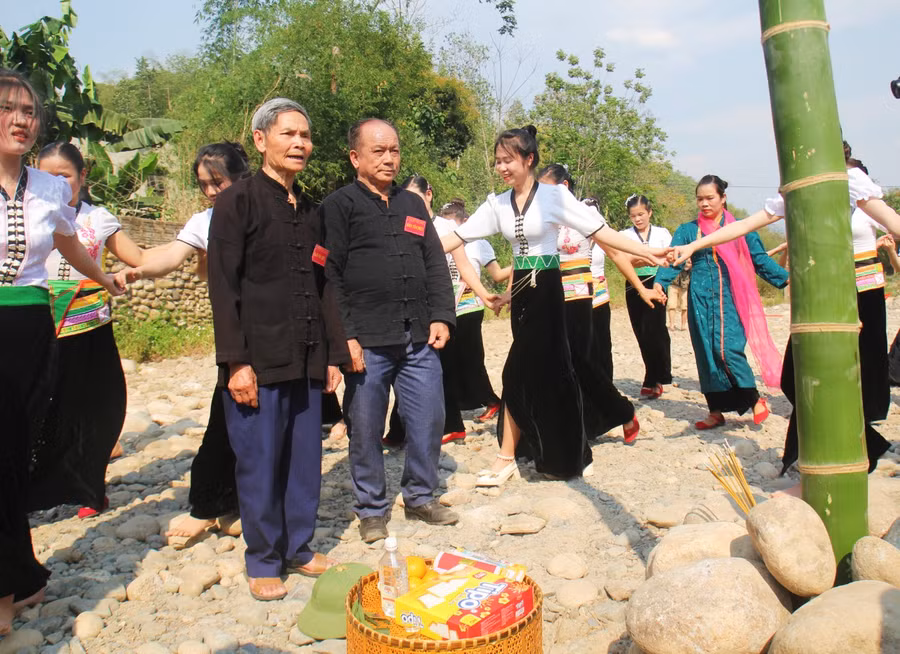 Nghệ nhân Ưu tú Nông Văn Nảo (bên trái) là chủ tế thực hành nghi lễ cúng thần núi, thần sông và cầu phúc, thể hiện ý nguyện của dân làng với các vị thần trong năm mới, cũng như tạ ơn một năm được các vị thần hỗ trợ, bảo vệ.