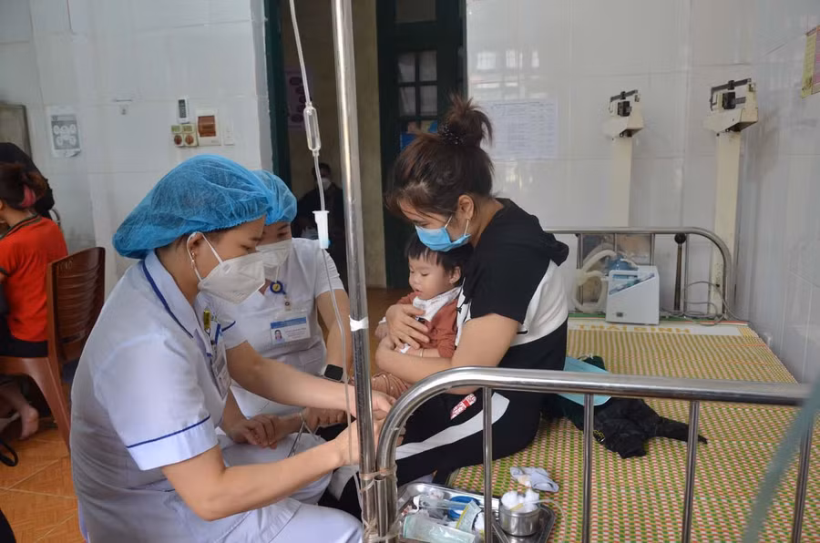 Bệnh nhân nhi điều trị tại Khoa Nhi của Trung tâm Y tế huyện Chợ Đồn (Bắc Kạn). Ảnh: Theo baobackan.com.vn