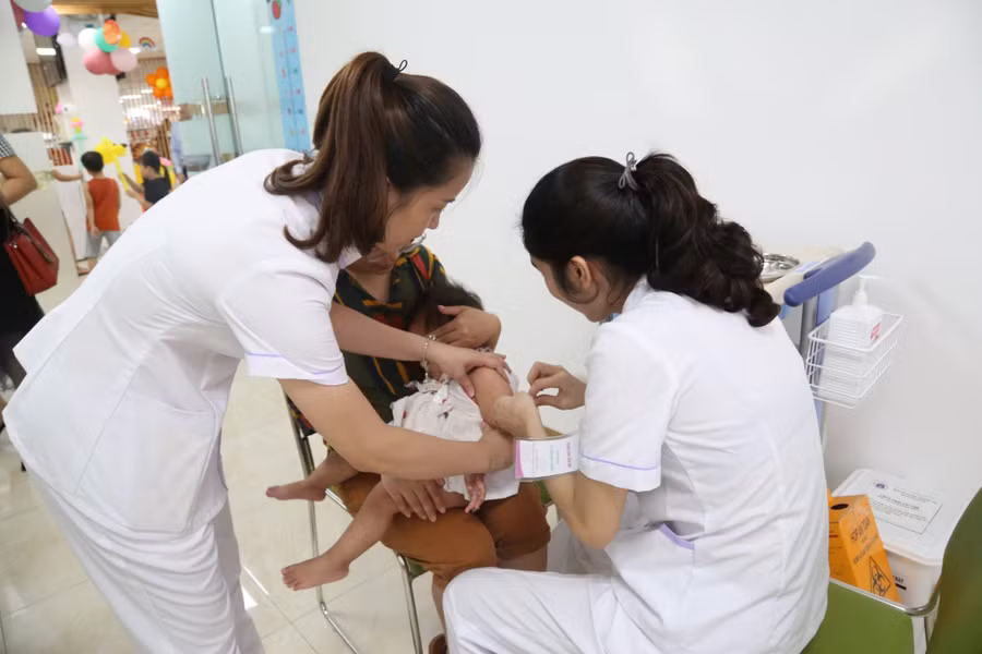 Tiêm vắc-xin cho trẻ tại Trung tâm Tiêm chủng, Bệnh viện Sản Nhi tỉnh Phú Thọ. Ảnh: INT