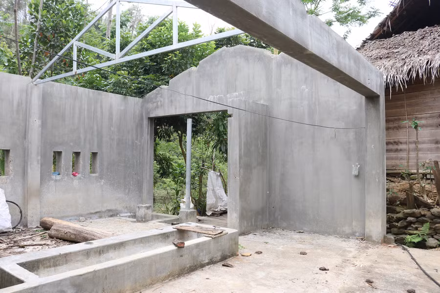 Chuồng bò xây theo đề án tại bản Văng Môn bị người dân tháo dỡ. Ảnh: Phạm Tâm