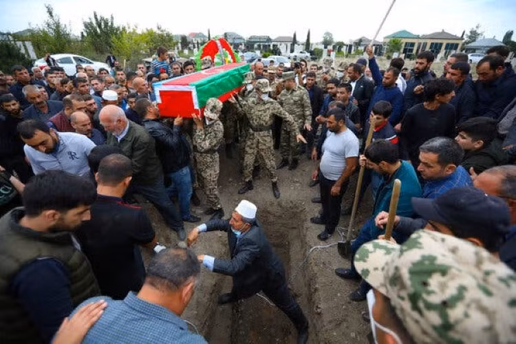 Đám tang một viên chức bị thiệt mạng tại khu vực ly khai Nagorno-Karabakh, thành phố Barda, Azerbaijan.