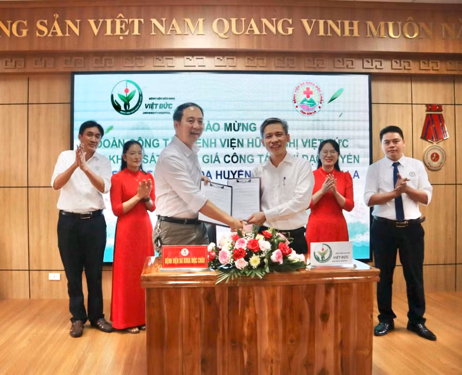 Lễ ký kết bàn giao kỹ thuật giữa Bệnh viện Hữu nghị Việt Đức và Bệnh viện Đa Khoa Mộc Châu trong công tác chữa bệnh.