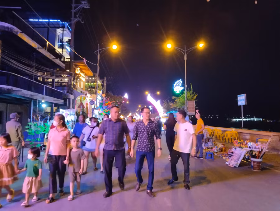 Đông đảo người dân và du khách trải nghiệm phố đi bộ.