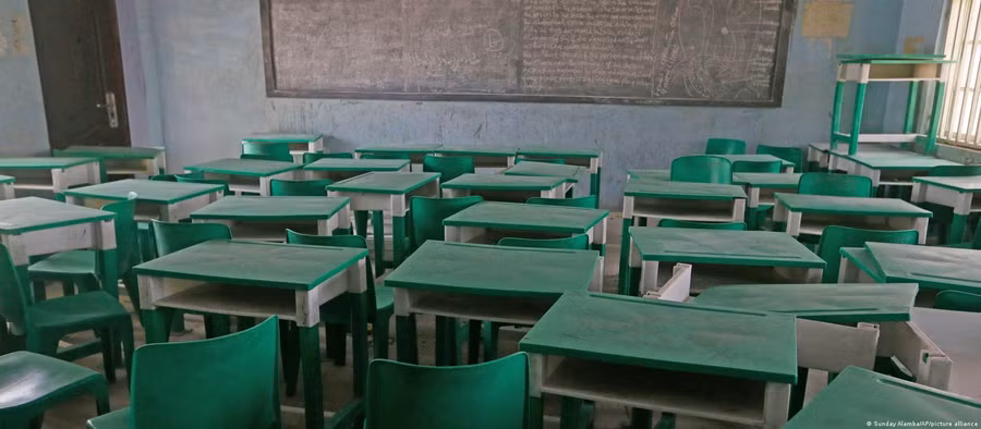 Bàn ghế phủ bụi trong một trường học ở Nigeria vì học sinh nghỉ học kéo dài.