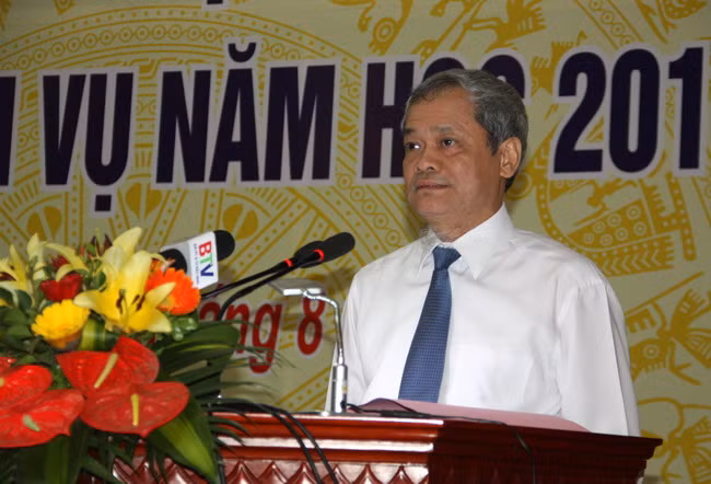 Ông Nguyễn Tử Quỳnh phát biểu giao nhiệm vụ cho ngành giáo dục tại hội nghị Ông Nguyễn Tử Quỳnh phát biểu giao nhiệm vụ cho ngành giáo dục tại hội nghị