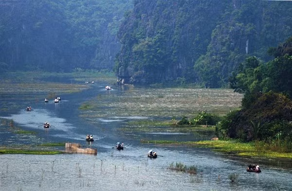 Tam Cốc, nơi có ba hang động: Hang Cả, hang Hai, hang Ba.