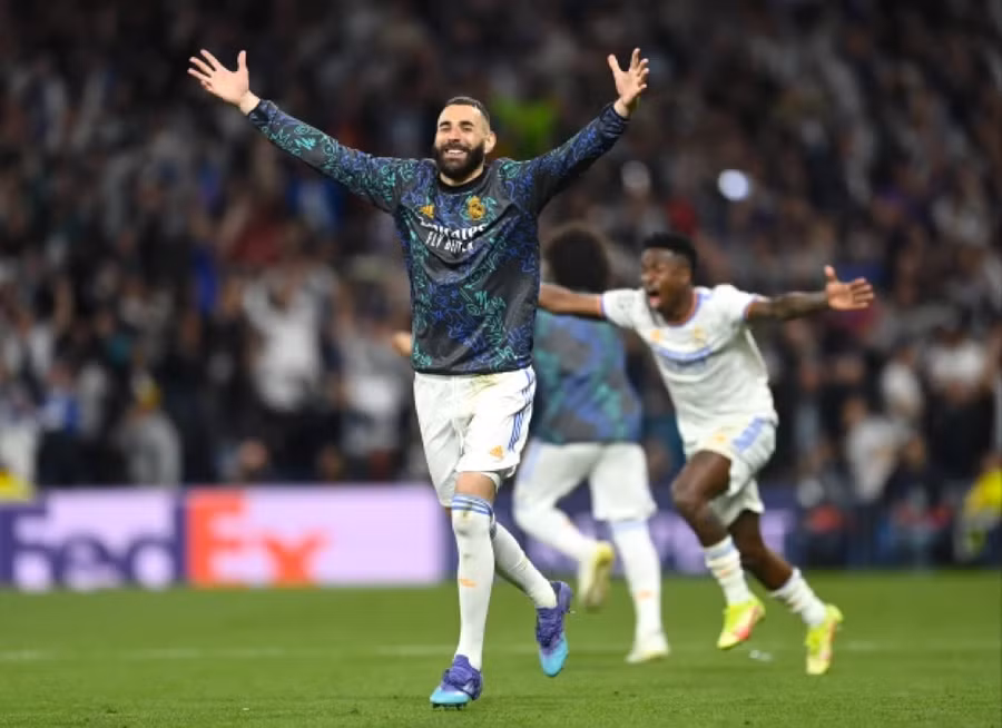 Benzema vui mừng khi Real Madrid giành quyền vào chơi chung kết.
