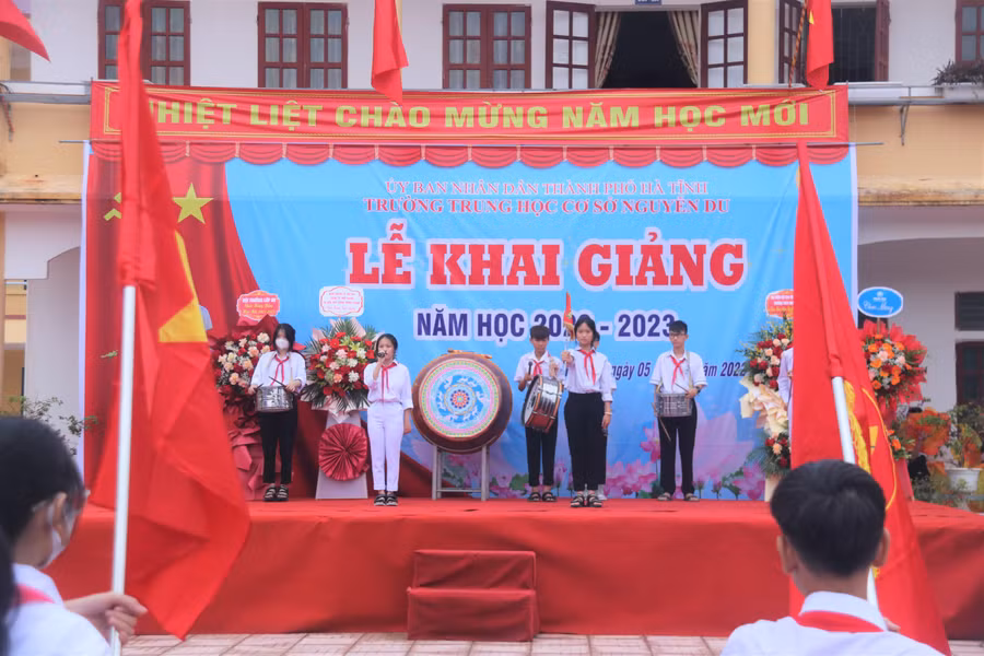 Lễ chào cờ tại Trường THCS Nguyễn Du (TP Hà Tĩnh).