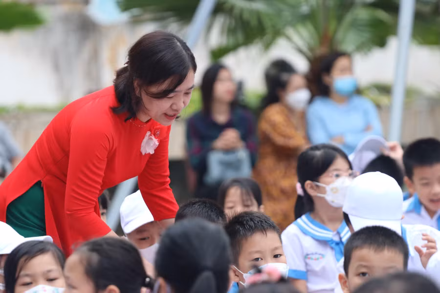 Cô giáo trường tiểu học dặn dò các em học sinh mới bước vào lớp 1 còn bỡ ngỡ.
