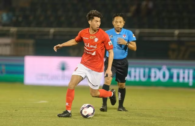 Lee Nguyễn trong màu áo đội chủ sân Thống Nhất tại V-League 2021.