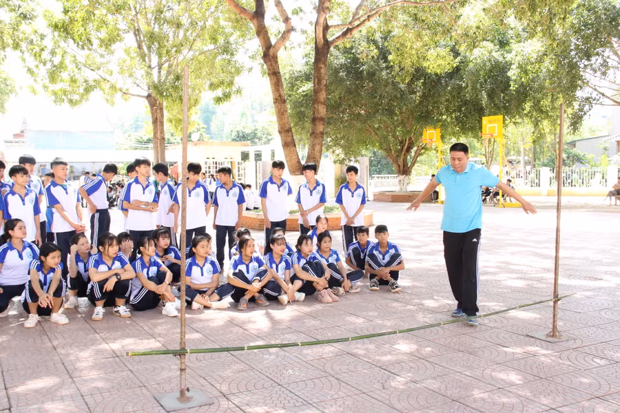 Thầy Cương hướng dẫn kỹ thuật nhảy cao cho học sinh.