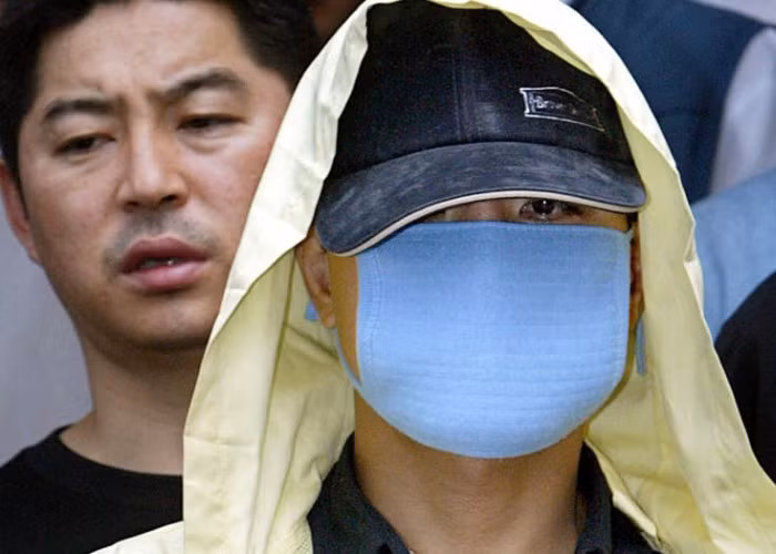 Yoo Young Chul có biệt danh là sát thủ “áo mưa vàng”.