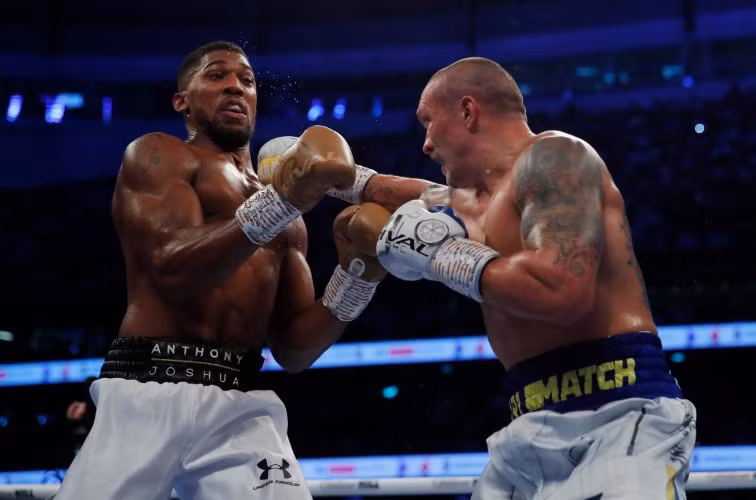 Nhà vô địch hạng cruiserweight vượt trội so với “quyền vương” người Anh.