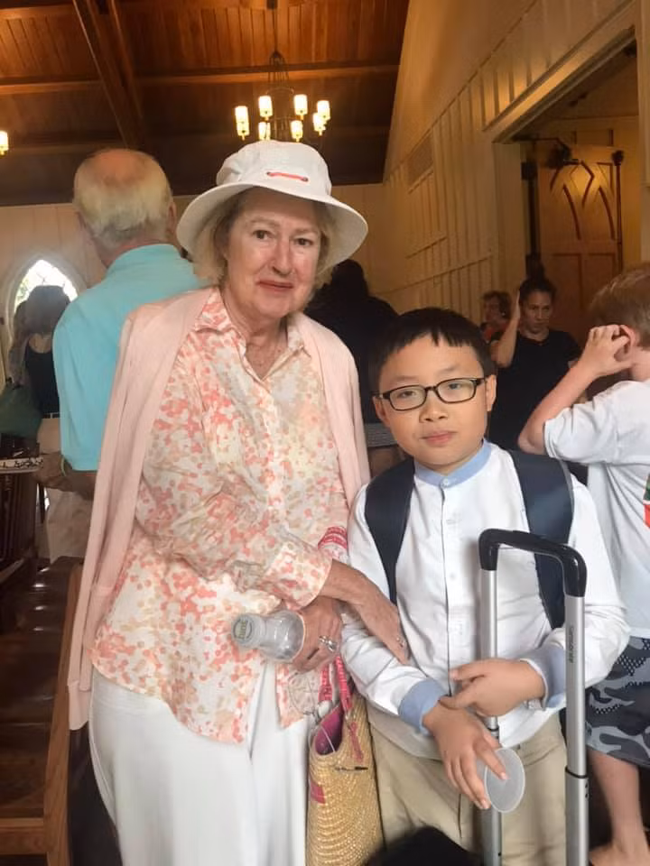 Phạm Bách chụp ảnh lưu niệm cùng dì ruột của Nữ hoàng Anh.