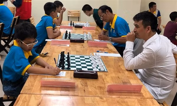 Khương Duy (trái) trong trận gặp Đại kiện tướng Cao Sang năm 2019.