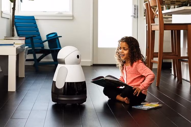 Robot gia đình thay con người trông trẻ.