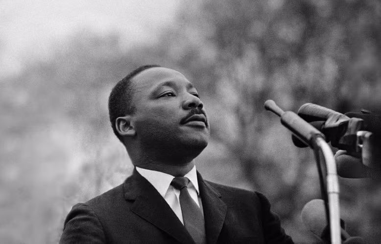 Mục sư Luther King là người chiến đấu vì dân quyền.