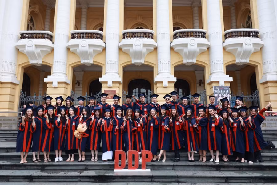Sinh viên, học viên của Viện Đào tạo quốc tế (Học viện Tài chính) trong lễ tốt nghiệp. Ảnh: NTCC