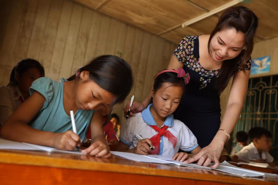 Cô và trò Trường PTDTBT Tiểu học &amp; THCS Phình Hồ (Yên Bái). Ảnh: Hải Nam