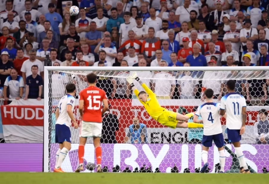 Pha bay người của Jordan Pickford bị cổ động viên chế giễu.