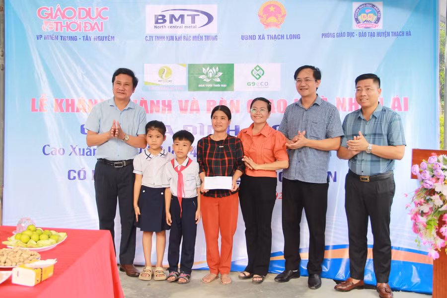 Lãnh đạo UBND huyện, Phòng LĐTB&amp;XH huyện, Phòng GD&amp;ĐT huyện trao quà động viên gia đình.