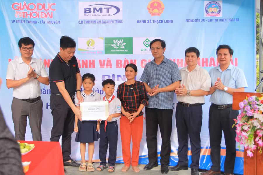 Đại diện Công ty TNHH Kim khí Bắc Miền Trung trao thêm Sổ tiết kiệm trị giá 20 triệu đồng cho 3 mẹ con.