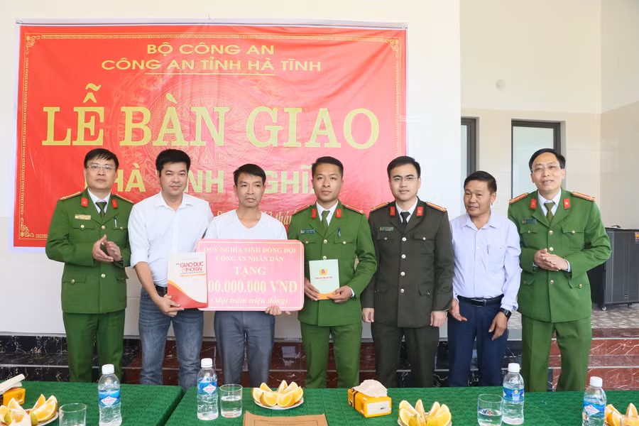 Lãnh đạo Công an tỉnh cùng đại diện Báo GD&amp;TD trao quà hỗ trợ cho gia đình Trung úy Nguyễn Hữu Hiếu (Ảnh: Viết Tứ).