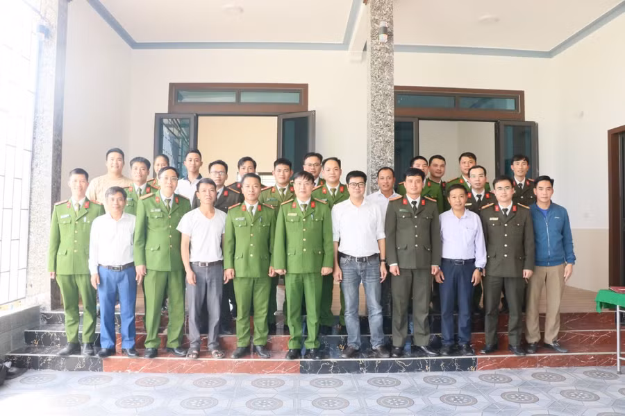 Đại biểu về dự lễ bàn giao chụp ảnh chung cùng gia đình Trung úy Nguyễn Hữu Hiếu (Ảnh: Viết Tứ).