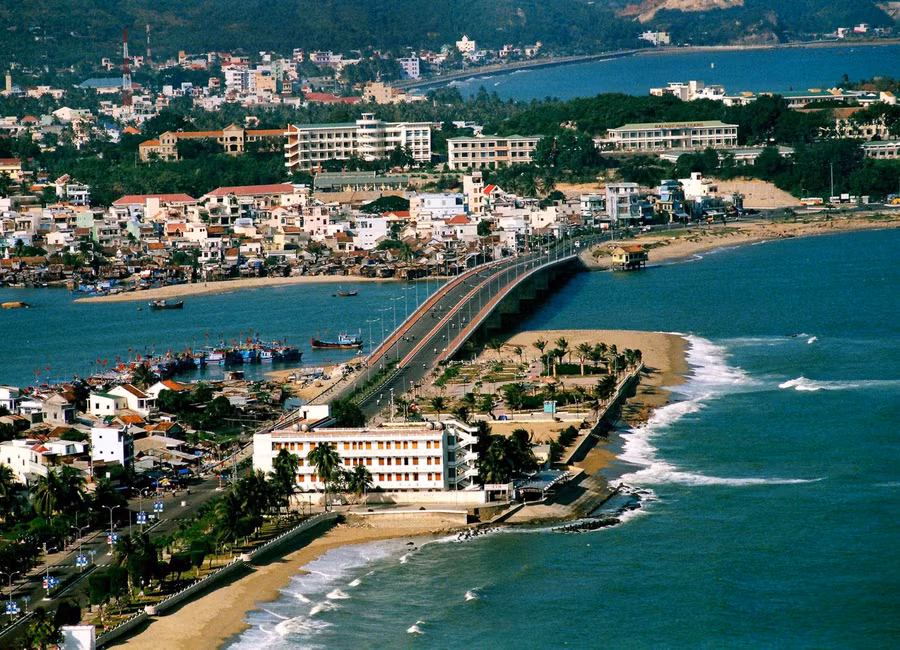 Đến năm 2050, Khánh Hòa phấn đấu trở thành một trong những đô thị ven biển thu hút khách du lịch và có môi trường đáng sống của châu Á với hệ thống hạ tầng đồng bộ, hiện đại.