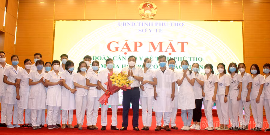 Đoàn cán bộ y tế tỉnh Phú Thọ xuất quân lên đường hỗ trợ Hà Nội chống dịch. Ảnh: Báo Phú Thọ.