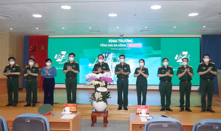 Thượng tướng Võ Minh Lương tặng hoa chúc mừng Bệnh viện Quân y 175 đã đưa vào hoạt động tổng đài đa kênh. Ảnh: QĐND.