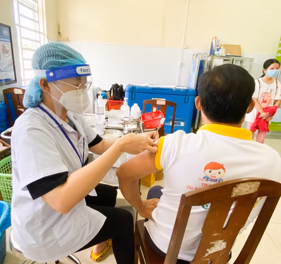 Tiêm vắc xin phòng Covid-19 cho người dân trên địa bàn tỉnh Bình Dương. Ảnh: BBD.