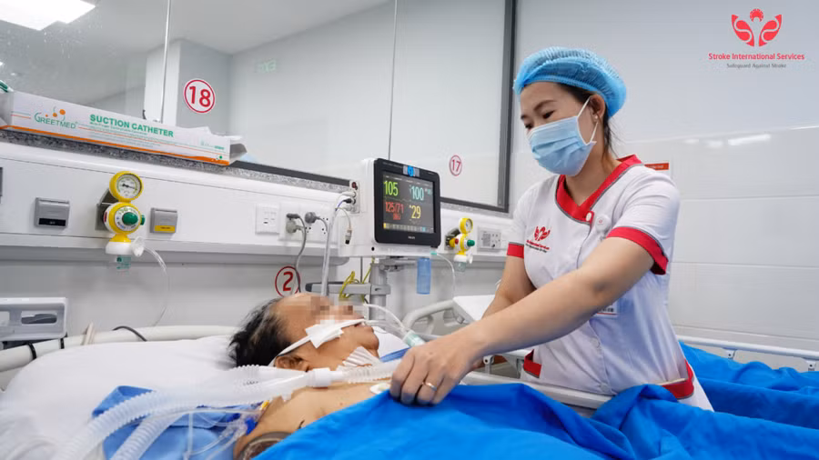 Bà L. được điều dưỡng chăm sóc tại khu điều trị bệnh nặng ICU. Ảnh: sisvietnam.