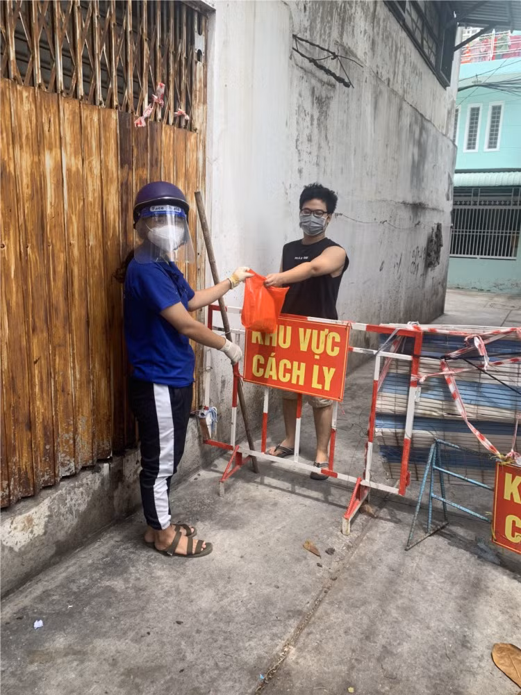 Tính tới ngày 01/9, quận Tân Phú đã phát khoảng 1.700 gói thuốc A, 1.100 gói thuốc B và gần 100 gói thuốc C tới tận tay cho các F0 đang điều trị tại nhà.