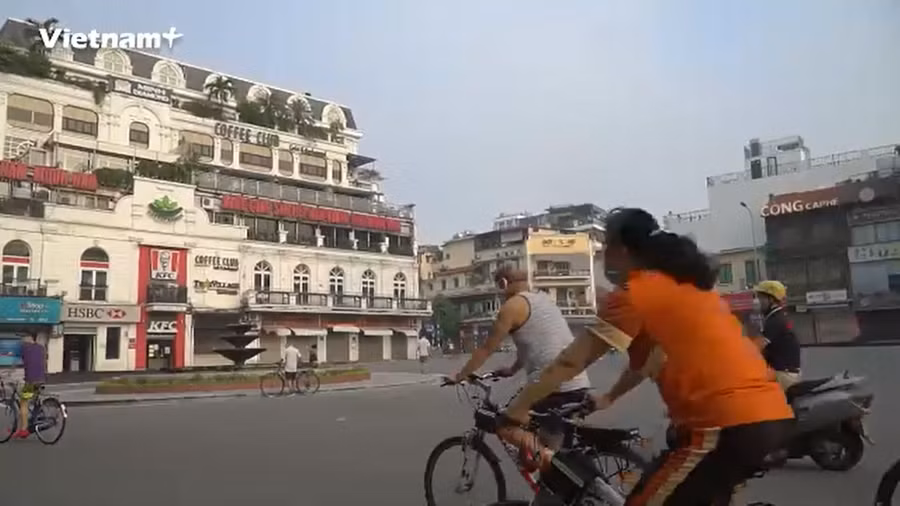 Thành phố đã tạo điều kiện hết mức để người dân được sinh hoạt, an sinh trở lại, do vậy, mỗi cá nhân cần nâng cao hơn ý thức phòng chống dịch để có thể trở lai cuộc sống “bình thường mới”. Nguồn: Vietnamplus.