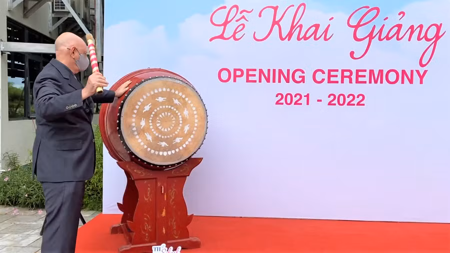 Thầy hiệu trưởng TH School Hòa Lạc Stephen West Leslie đánh trống tại điểm cầu Hòa Lạc.